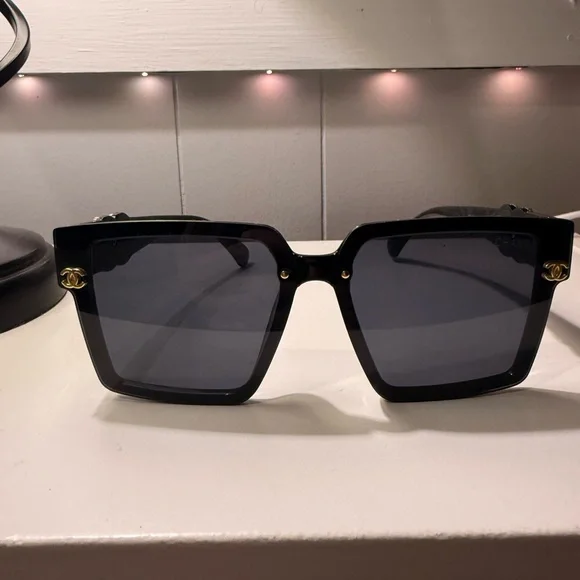 CHANEL Elegant Black Sunglasses with Gold Detail display picture 1
